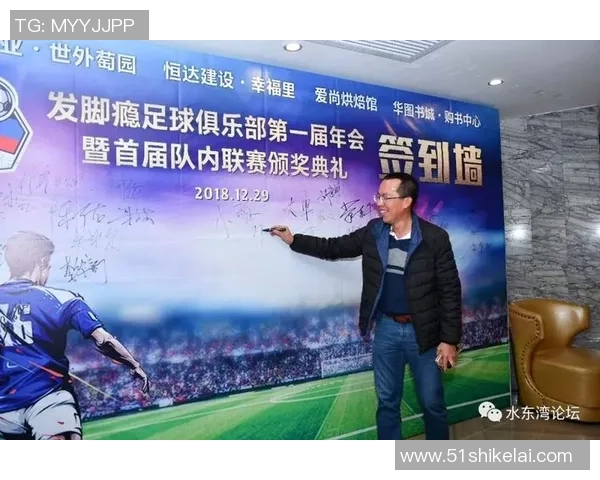 足球明星齐聚一堂动画风格高清合照展现足球魅力与激情 足球明星齐聚一堂动画风格高清合照展现足球魅力与激情