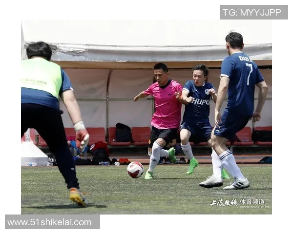 湖州足球明星赛精彩纷呈球场外歌声嘹亮引人瞩目